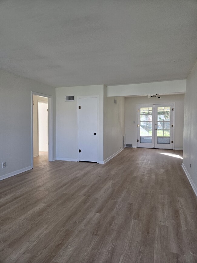 Building Photo - 1219 N Harding Ave