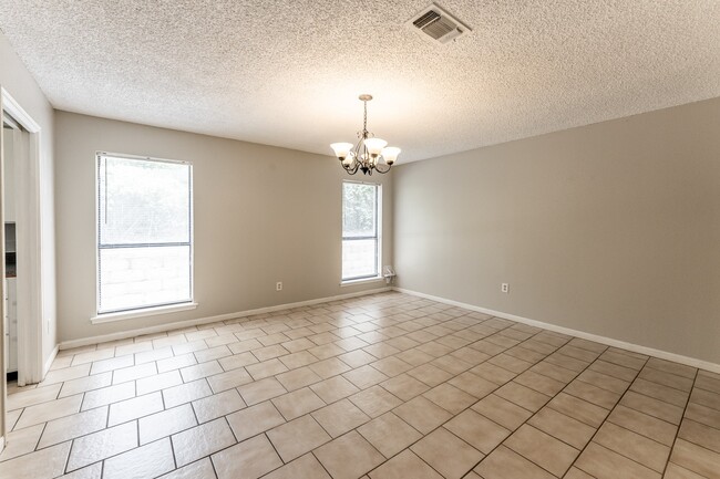 Building Photo - 1914 Rosewood Ln