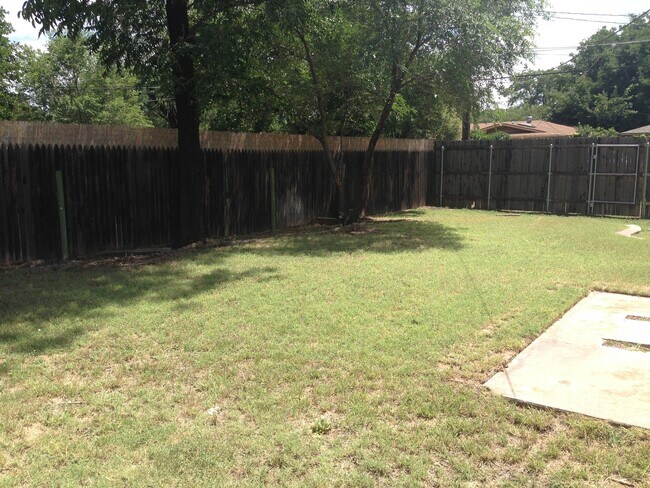 Building Photo - Huge Updated 4 Bedroom/2 Bath/2 Living Room House close to TTU - Available AUGUST