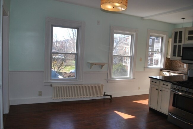 Building Photo - 52A King St