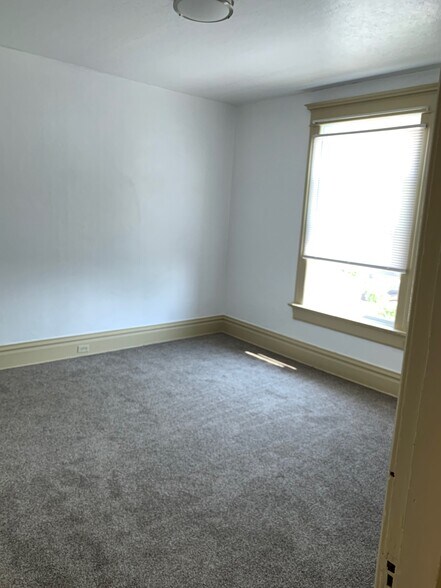 Building Photo - 800 W Broadway St