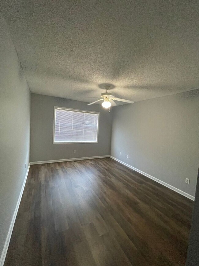 Building Photo - Foxchase Subdivision - End Unit