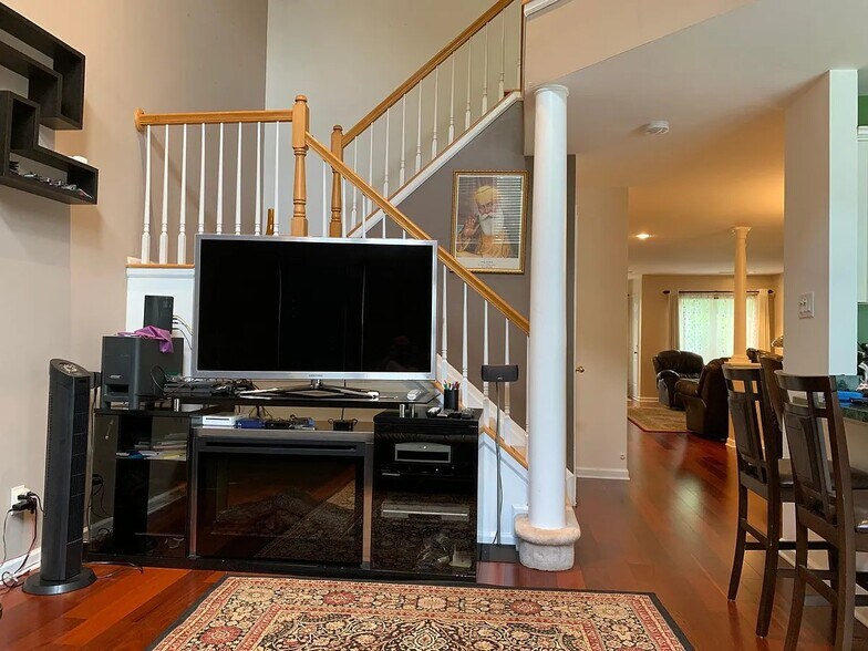 Building Photo - 304 Harvest Ln