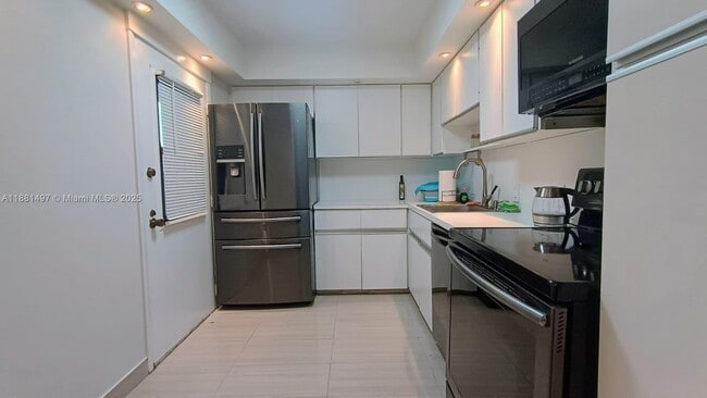 Building Photo - 3475 N Country Club Dr
