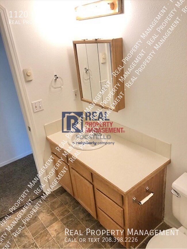 Building Photo - 1120 E Poplar-#2