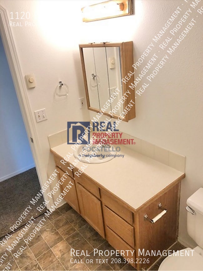 Building Photo - 1120 E Poplar St