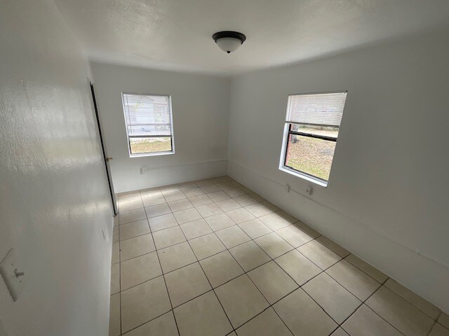 Building Photo - 1810 Hammock St