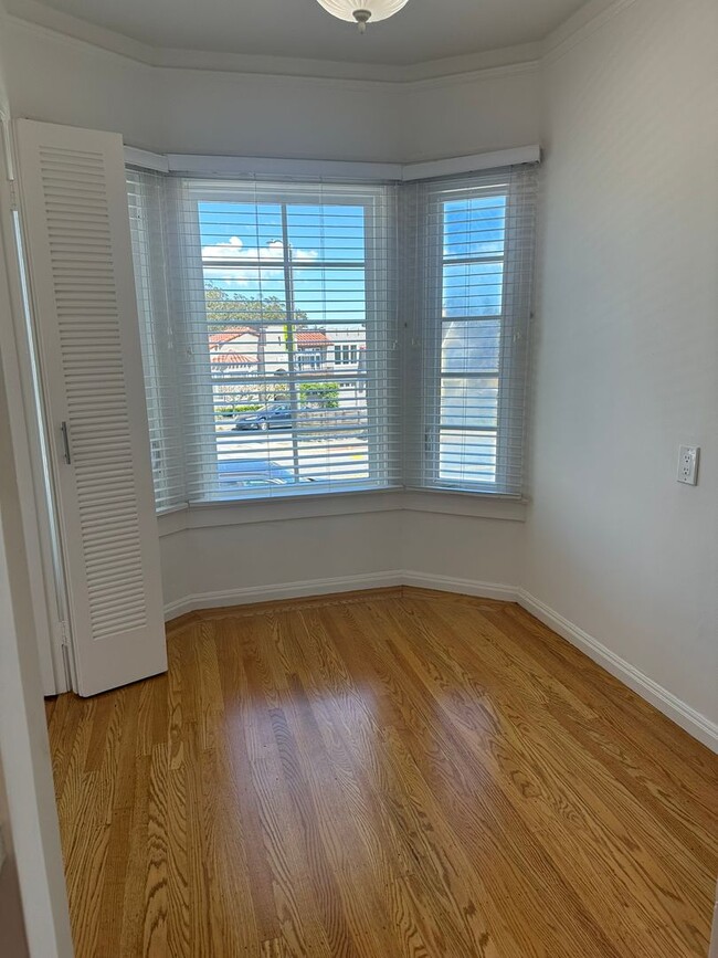 Building Photo - Bright & Charming Miraloma Home