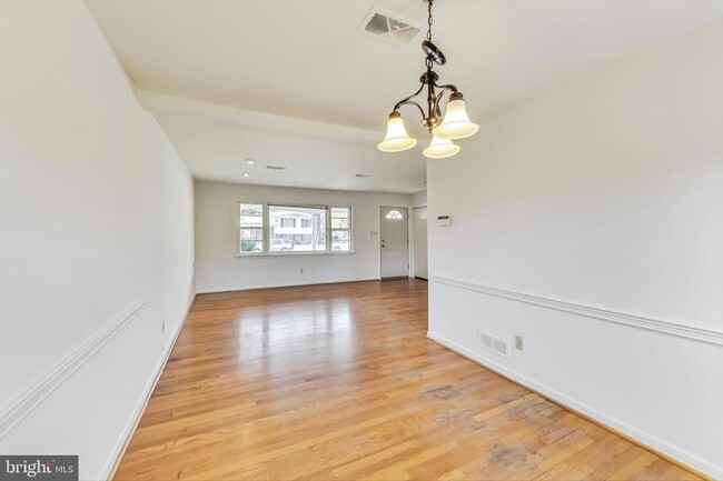 Building Photo - 1208 Pinewood Dr