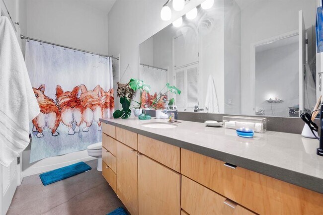 Building Photo - 507 Sabine St