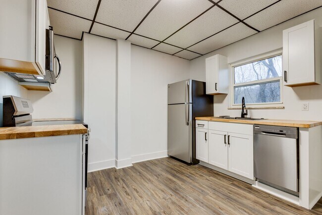 Building Photo - *AVAILABLE NOW!! ASK ABOUT OUR LEASING SPECIALS!!* BEAUTIFUL Fully Renovated Apartments