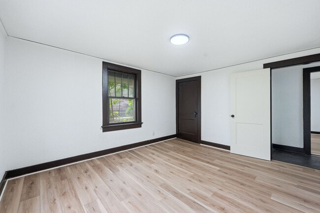 Building Photo - Freshly Updated 3BR Home