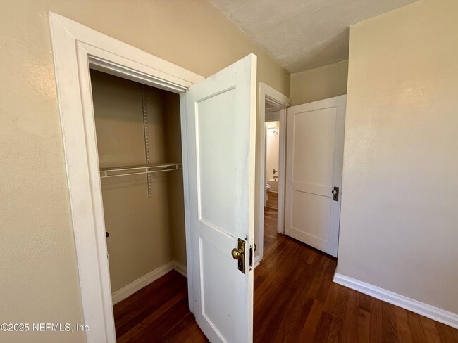 Building Photo - 625 Meteor St