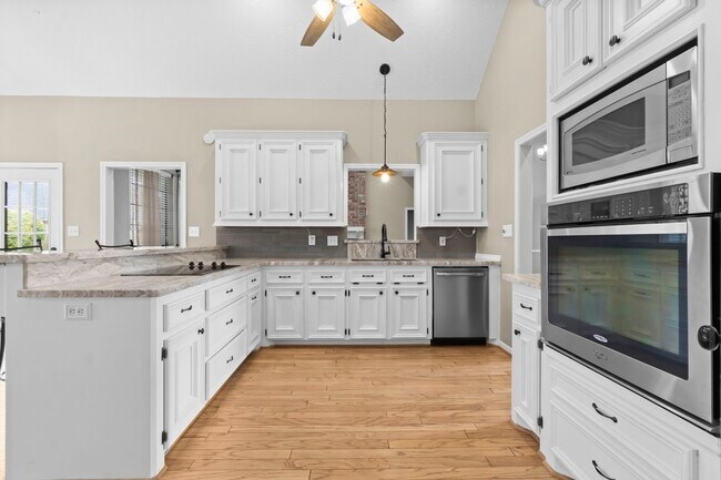 Building Photo - 590 Edgewood Dr