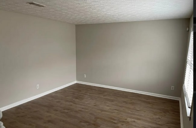 Building Photo - 2 bed 2.5 bath in Stockbridge!