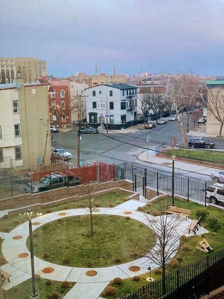 Building Photo - 90 Clinton Ave