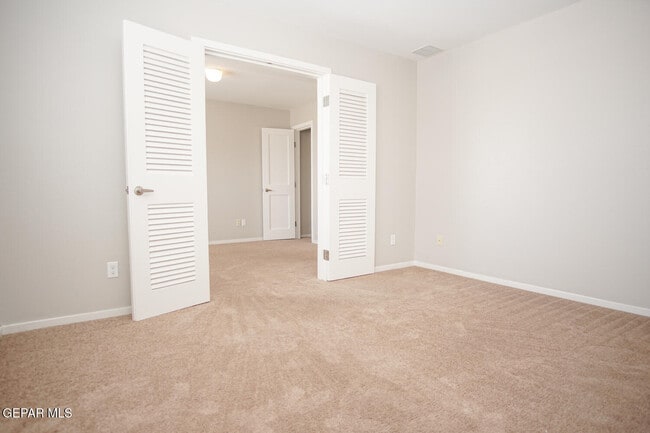 Building Photo - 4200 Camelot Heights Dr