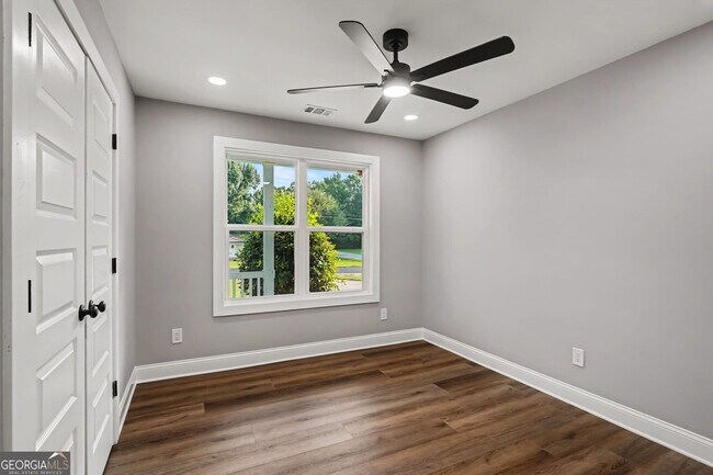 Building Photo - 520 Vineyard Rd