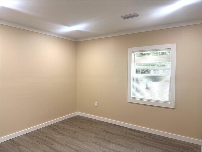 Building Photo - 3301 Kelwin Ave