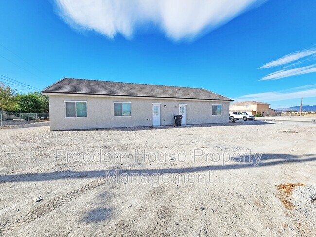 Building Photo - 1111 Sixshooter Ave