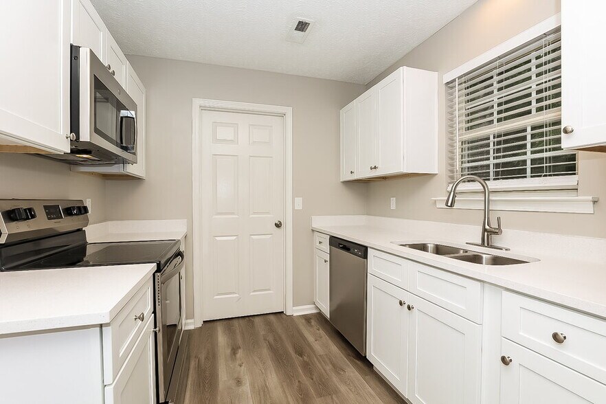 Building Photo - 2044 Horncastle Dr