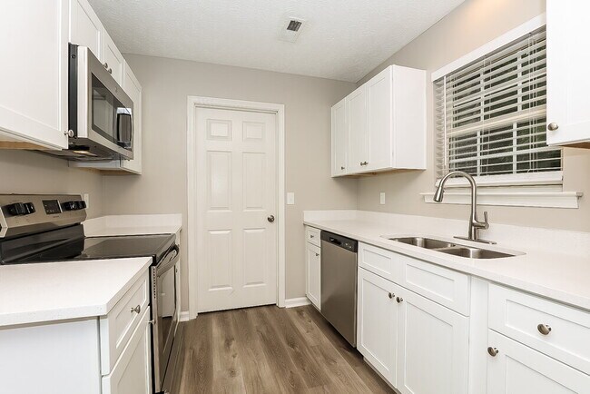 Building Photo - 2044 Horncastle Dr
