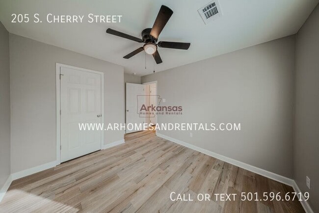 Building Photo - 205 S Cherry St