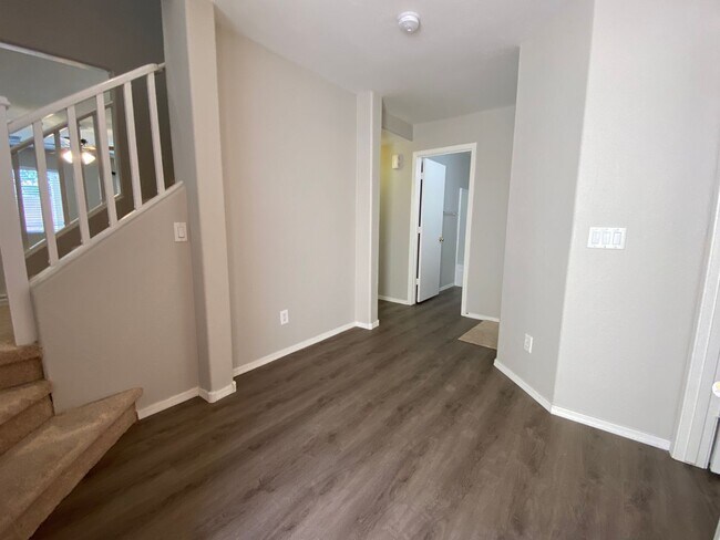 Building Photo - 4 Bedroom, 3 bath, two story with loft in ...