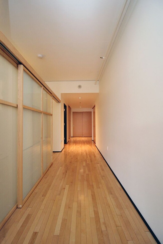 Building Photo - Exceptional 1 bd + bonus, City Views in Pe...