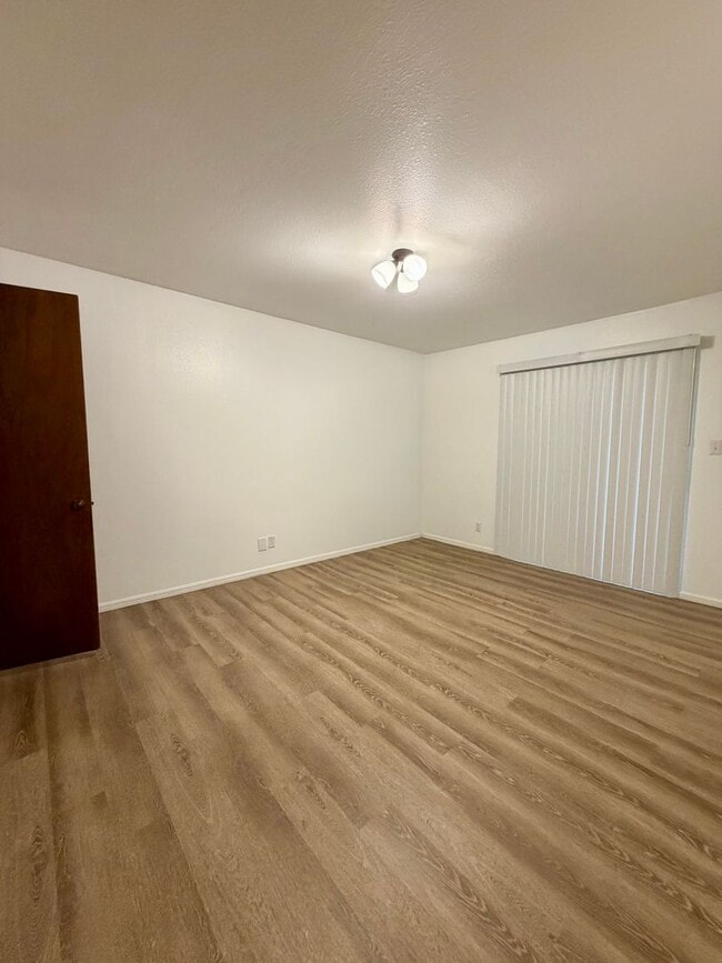 Building Photo - Beautiful Fully Remodeled 2 bedroom Townhome