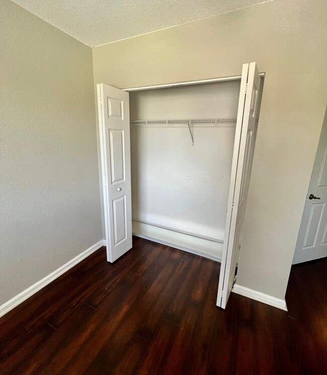 Building Photo - 2072 Oakhurst Way