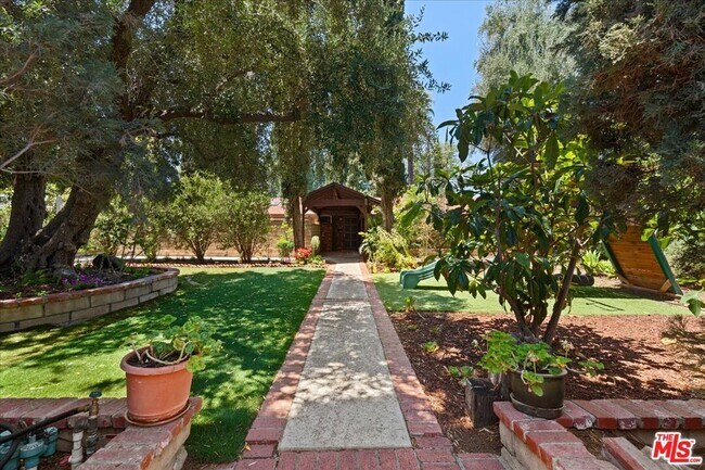 Primary Photo - 6141 Corbin Ave