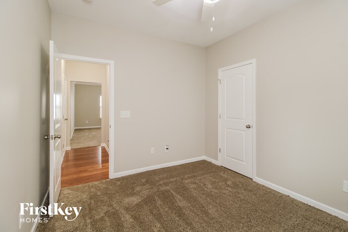 Building Photo - 323 Summergate Dr