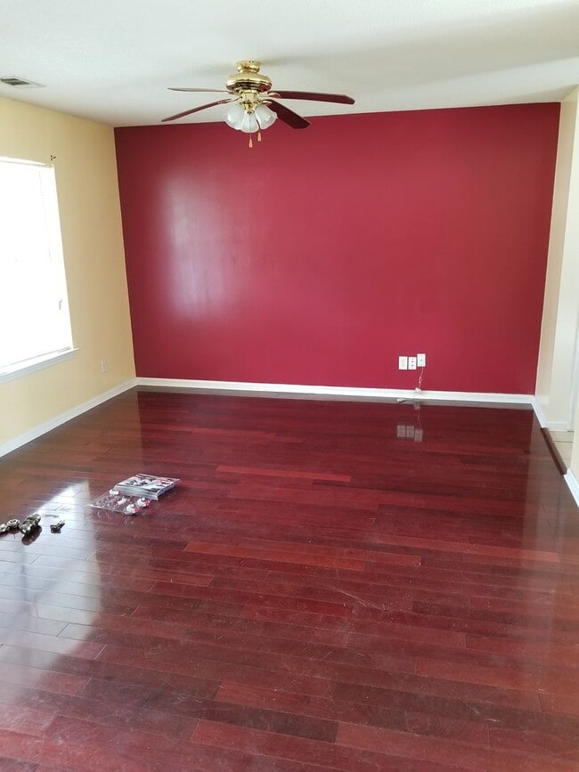 Building Photo - Cozy Home