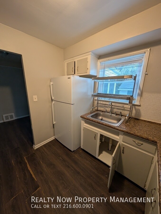 Building Photo - 27471 Forestview Ave