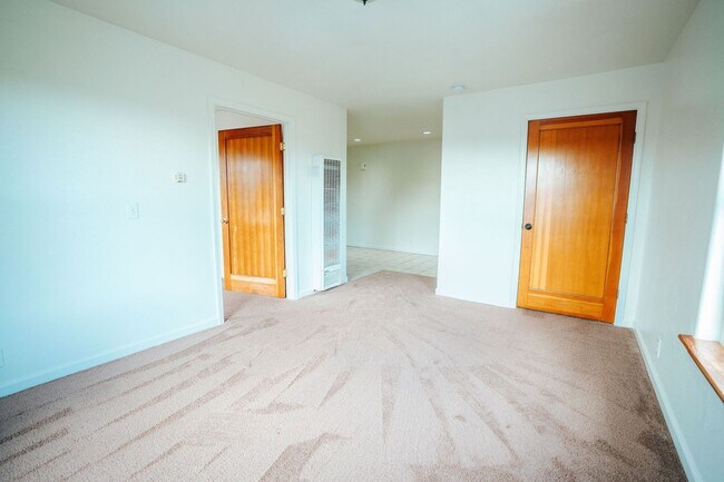 Building Photo - 917 I St