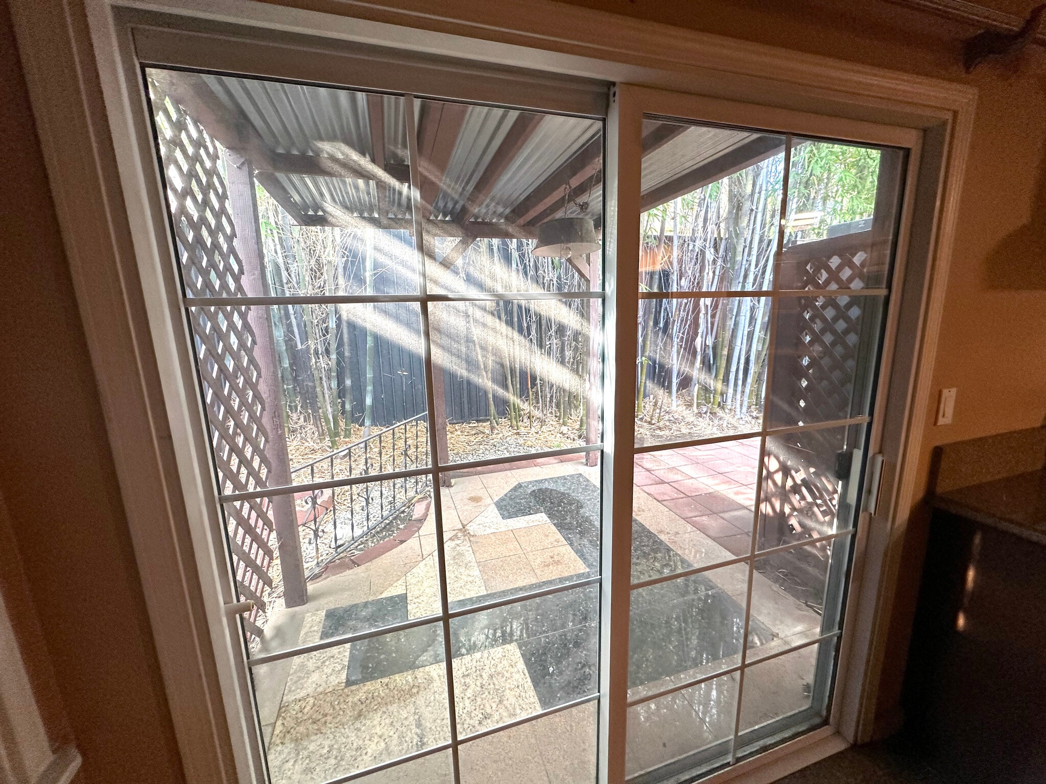 Sliding door to patio - 10809 Huston St