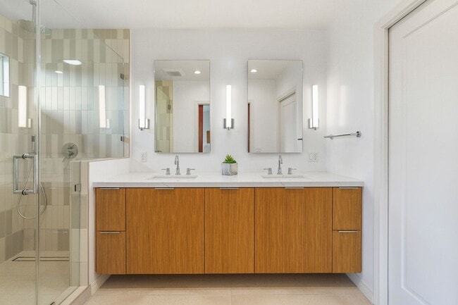 Building Photo - Updated Mid Century Home in Rancho Palos V...