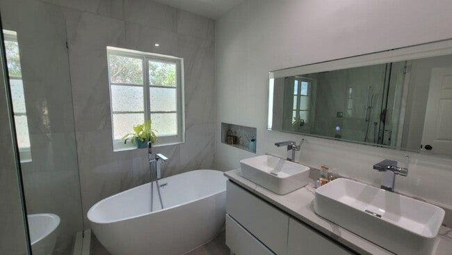 Building Photo - 2345 Spanish Wells