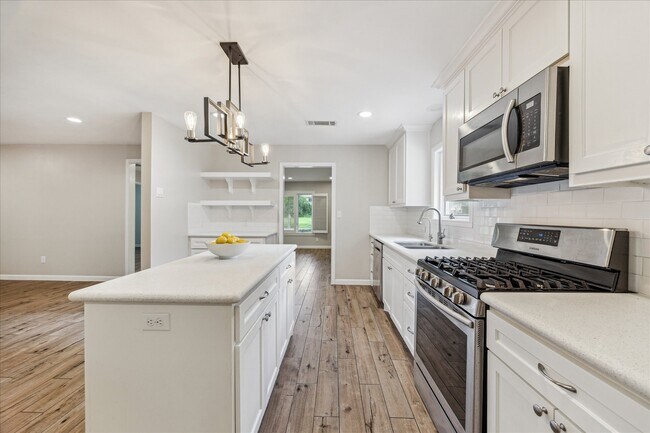 Building Photo - 5118 Indigo St