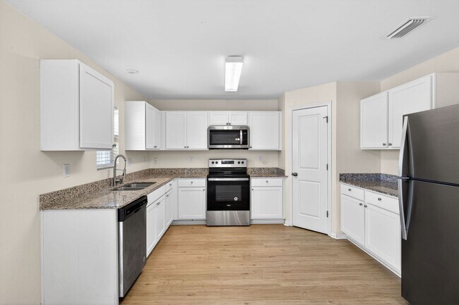 Building Photo - 4 Bedroom Home 2 Story