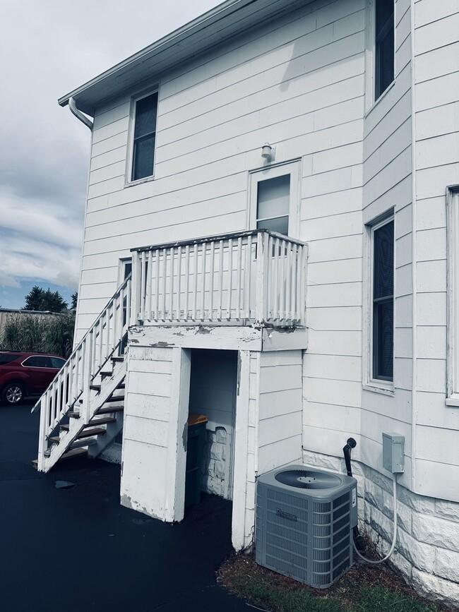 Building Photo - 445 N Main St
