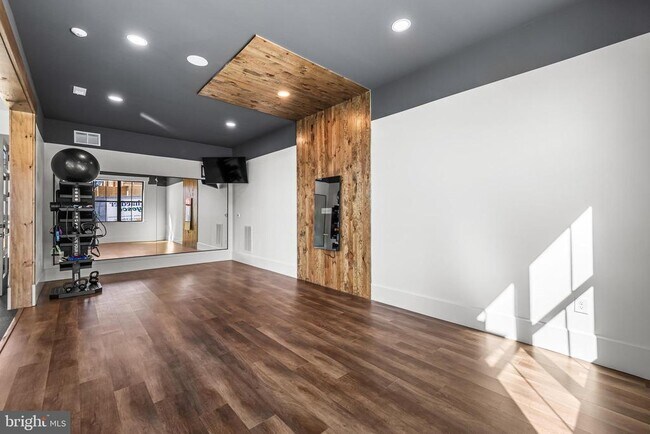 Building Photo - 2801 Pinewood Ln