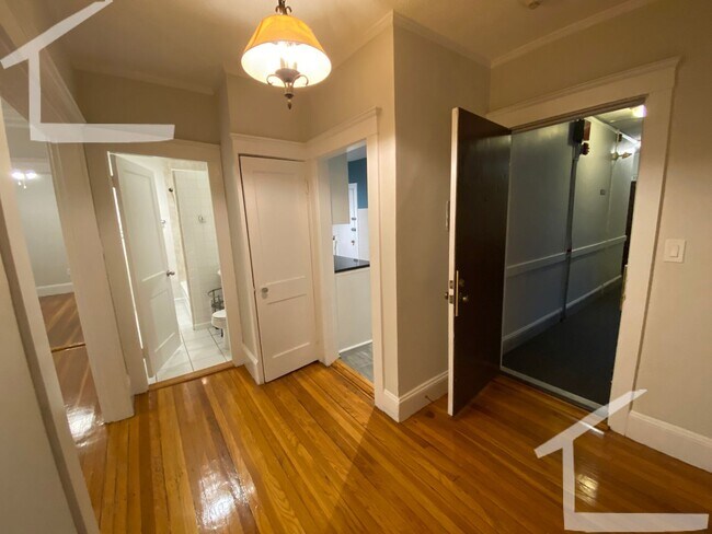 Building Photo - 9/1 No Fee! Sunny 3BR condo unit near Cleveland Circle!