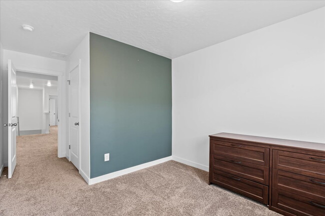 Building Photo - *$500 MOVE-IN SPECIAL* Charming 3-Bedroom ...