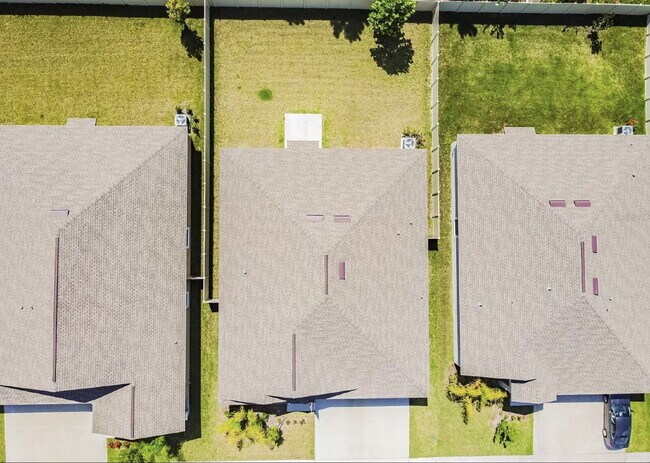 Building Photo - "Discover Spacious Comfort: 4-Bed, 2-Bath Gem in Riverview!"