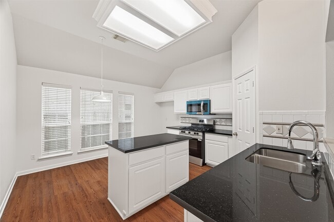 Building Photo - 2015 Waverly Glend Dr