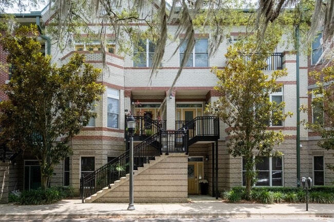 Building Photo - Exclusive Townhome with garage - Regents Park