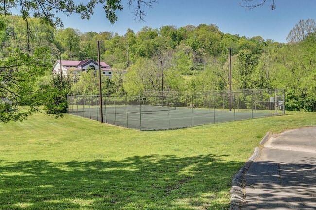 Building Photo - Great corner studio location in Belle Forest.