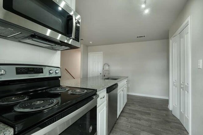 Building Photo - 107 Castleberry Ct